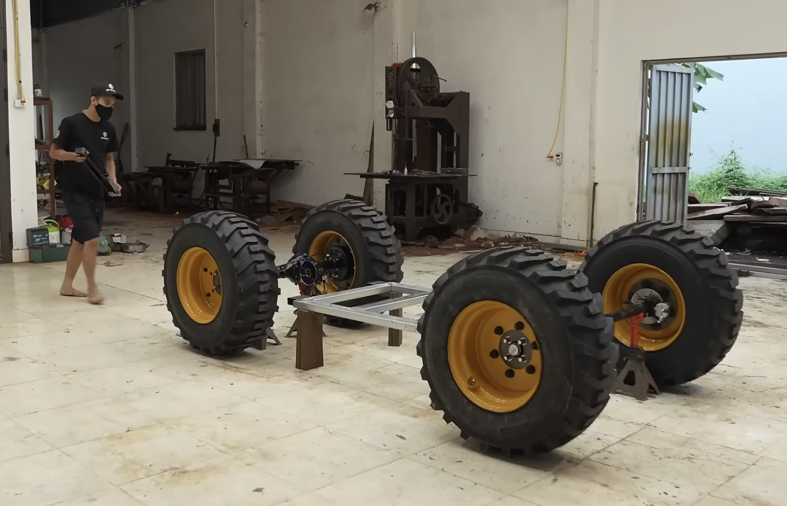 Thợ mộc Việt Nam trình làng 'quái thú' ATV bằng gỗ: To như ô tô, khung gầm thép, giảm xóc độc lập, chạy động cơ điện siêu êm- Ảnh 2.