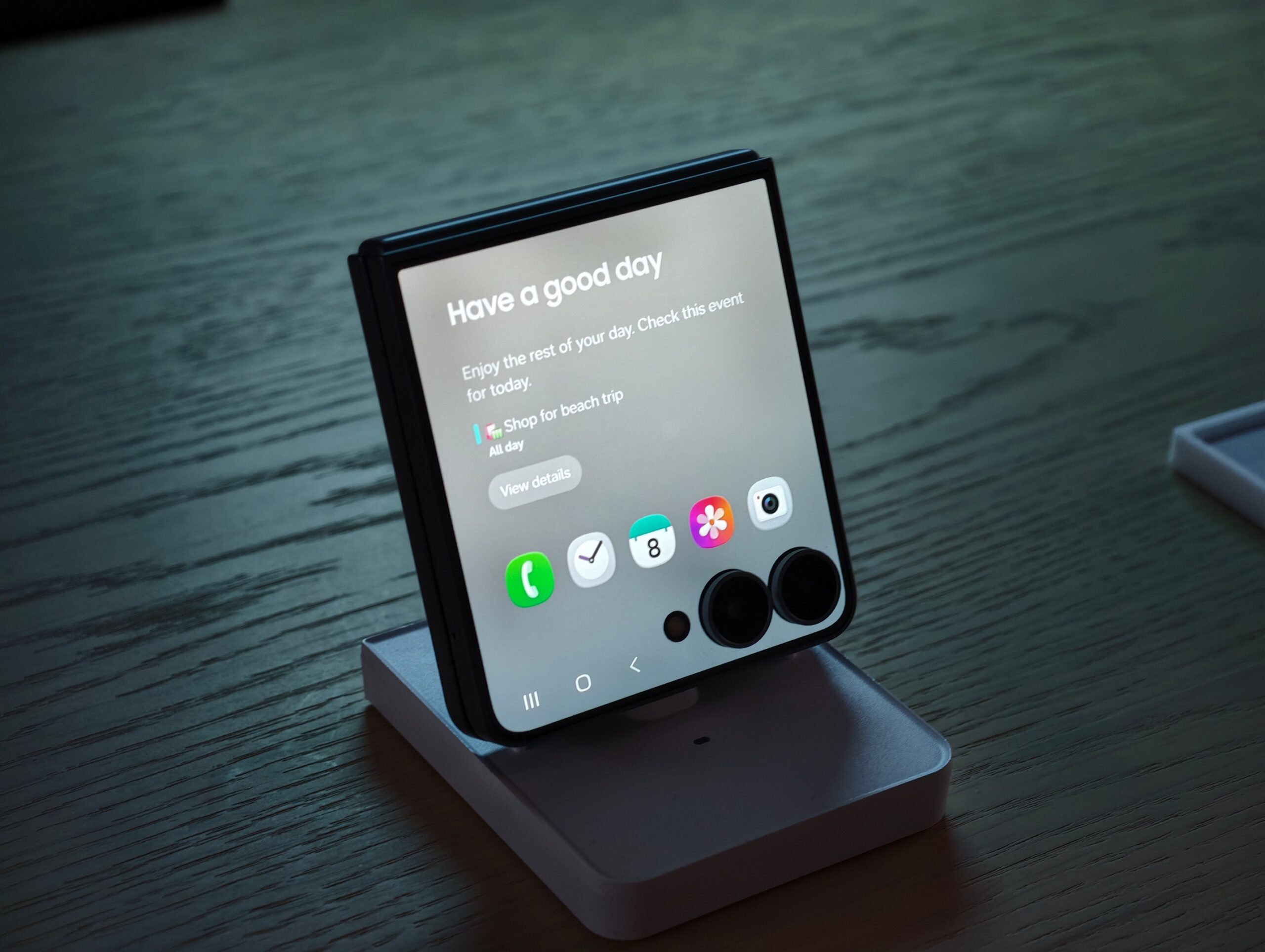 Khám Phá Galaxy Z Flip8: Điện Thoại Gập Mới Nhất Với Thiết Kế Siêu Mỏng