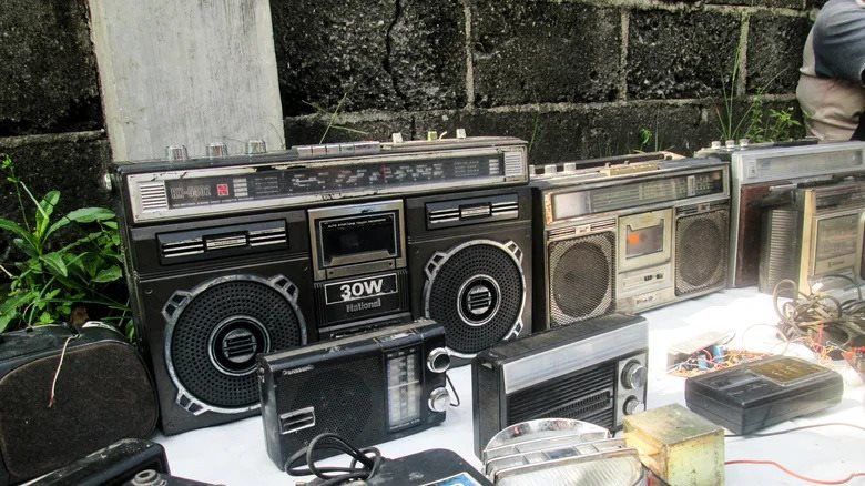 aiwa-boombox-1787417030-1787830379943-17878303802191824276442 Đây là món đồ điện tử mà ngày xưa 'cho cũng không ai lấy', thế mà giờ nhà nào còn là đem đi bán được khối tiền - Ảnh 11.