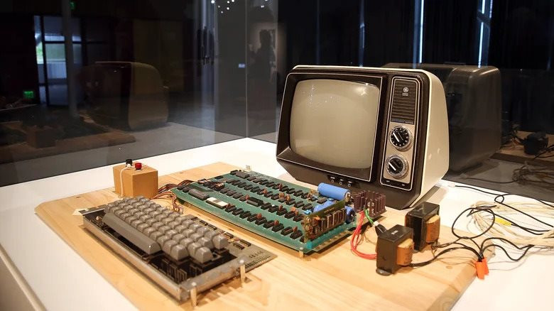 apple-i-computer-1787417025-1787830372312-17878303725461329151628 Đây là món đồ điện tử mà ngày xưa 'cho cũng không ai lấy', thế mà giờ nhà nào còn là đem đi bán được khối tiền - Ảnh 3.