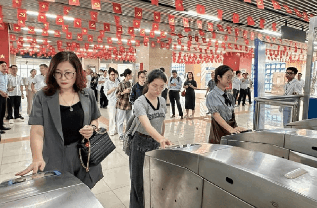 Cải Tiến Giao Thông Tại Hà Nội: Giải Pháp Mới Cho Hành Khách
