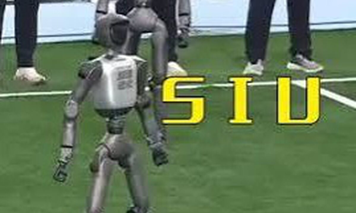 Robot Ghi Bàn Đẹp Mắt và Thể Hiện Tinh Thần CR7 Tại Đại Hội Thể Thao