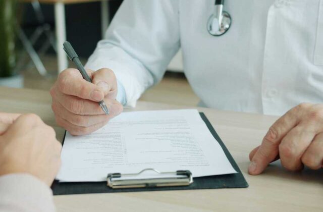 Vì Sao Chữ Viết Của Bác Sỹ Luôn Khó Đọc?