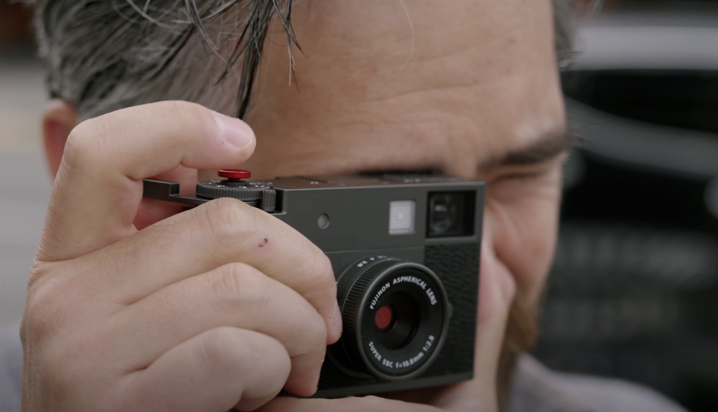 Fujifilm X half: Khi chụp ảnh trở thành một... "vai diễn", hóa ra Fujifilm không bán thiết bị mà là bán cảm xúc- Ảnh 1. Fujifilm X half: Khi chụp ảnh trở thành một... "vai diễn", hóa ra Fujifilm không bán thiết bị mà là bán cảm xúc- Ảnh 1.