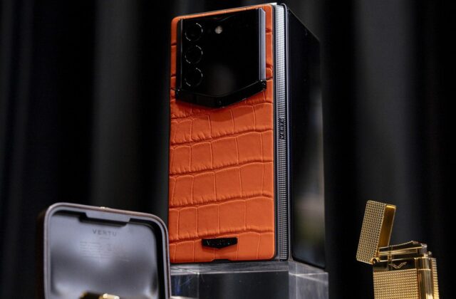 Vertu AlphaFold: Điện Thoại Gập Xa Xỉ Mới Nhất Tại Việt Nam