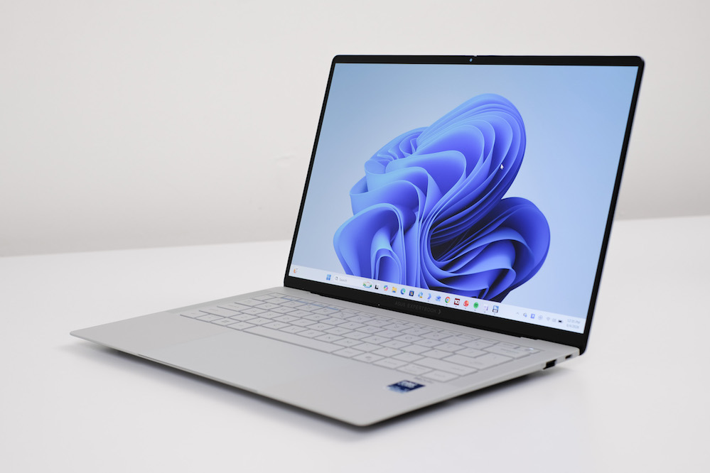 ASUS ExpertBook Ultra: Laptop Doanh Nhân Tích Hợp Công Nghệ AI Tại Việt Nam