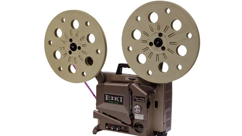 eiki-16mm-slot-load-projector-1787417029-1787830379133-17878303793351850170173 Đây là món đồ điện tử mà ngày xưa 'cho cũng không ai lấy', thế mà giờ nhà nào còn là đem đi bán được khối tiền - Ảnh 10.