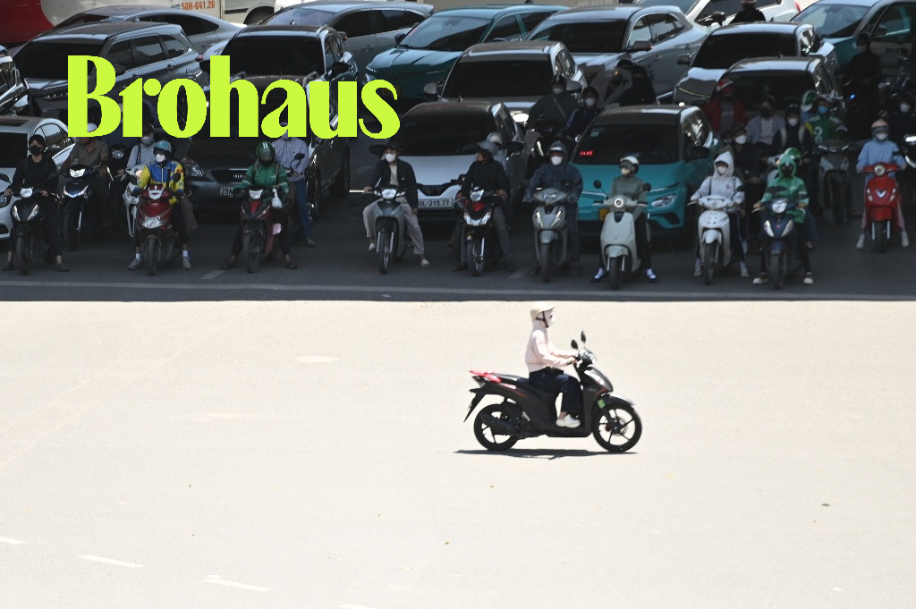 ffdabrnh-17877332635861395493806 Tại sao người đàn ông lại khát khao sở hữu ô tô nằm ở bản tin dự báo thời tiết - Ảnh 1.