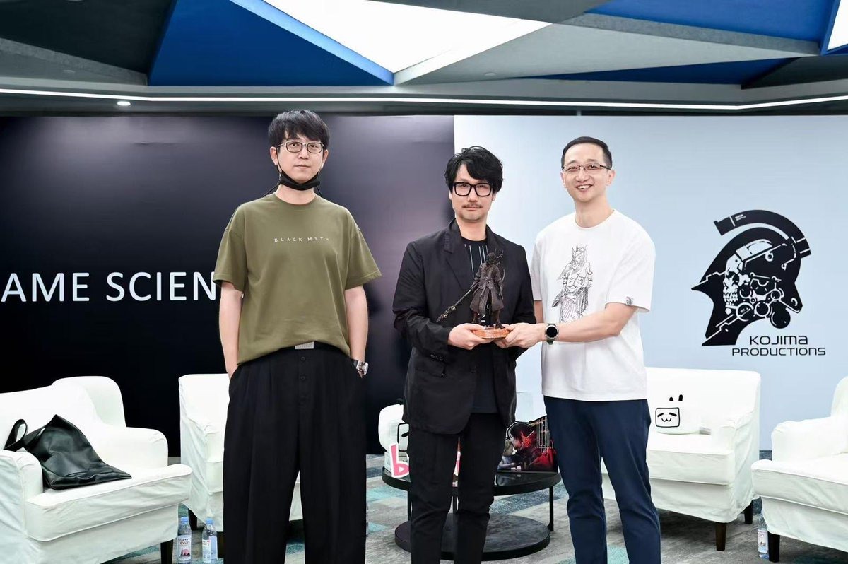 Feng Ji (phải) và Yang Qi (trái) đứng cùng huyền thoại làng game Hideo Kojima