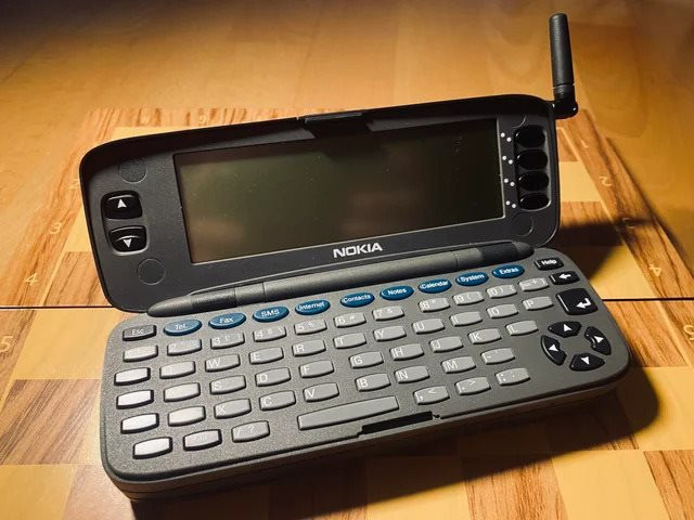 had-this-nokia-9000-communicator-laying-on-my-shelf-for-a-v0-1kwsi1nyquwa1-1-1787051750718-1787051751137342131380 Khám Phá Di Sản Nokia 9000 Communicator: Biểu Tượng Của Công Nghệ Đỉnh Cao - Ảnh 1.