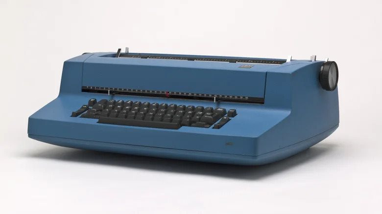 ibm-selectric-ii-typewriter-1787417027-1787830375179-17878303754491875297868 Đây là món đồ điện tử mà ngày xưa 'cho cũng không ai lấy', thế mà giờ nhà nào còn là đem đi bán được khối tiền - Ảnh 6.