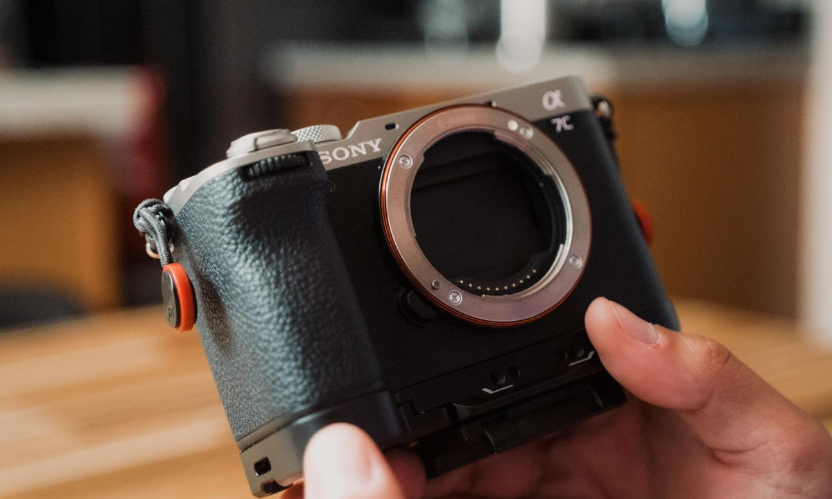 Máy Ảnh Sony A7C II Vẫn Giữ Vững Ngôi Vị Số Một Trong Tháng 6/2026