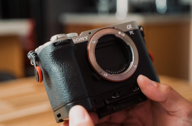 Máy Ảnh Sony A7C II Vẫn Giữ Vững Ngôi Vị Số Một Trong Tháng 6/2026