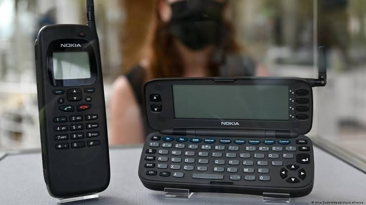 images-1-1787051752996-17870517532581016154622 Khám Phá Di Sản Nokia 9000 Communicator: Biểu Tượng Của Công Nghệ Đỉnh Cao - Ảnh 3.