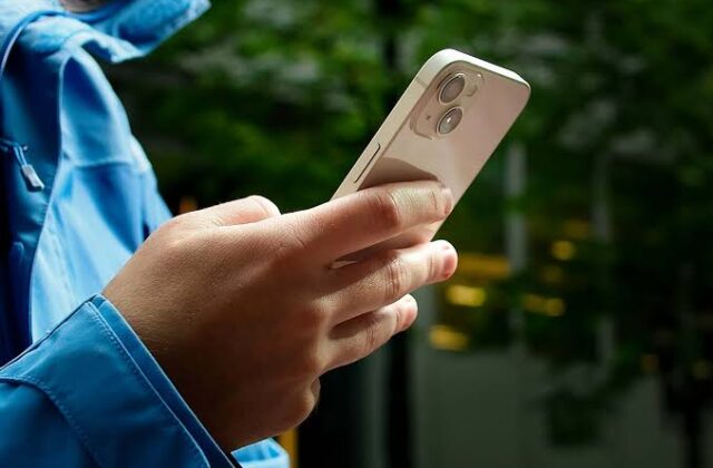 Khám Phá iPhone 13: Sự Giảm Giá Đáng Chú Ý và Tính Năng Vẫn Hấp Dẫn