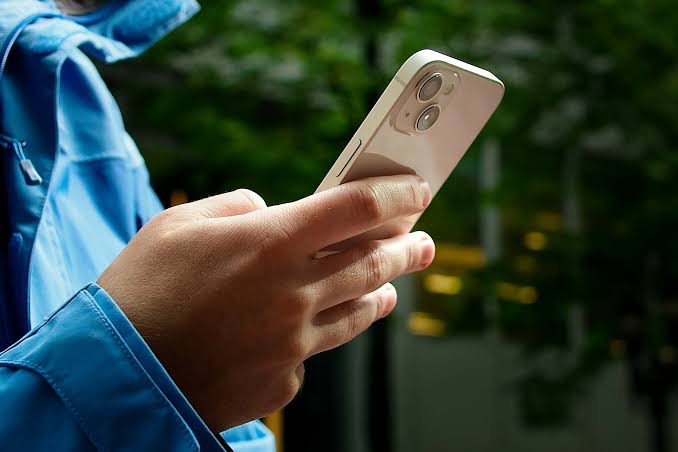Khám Phá iPhone 13: Sự Giảm Giá Đáng Chú Ý và Tính Năng Vẫn Hấp Dẫn