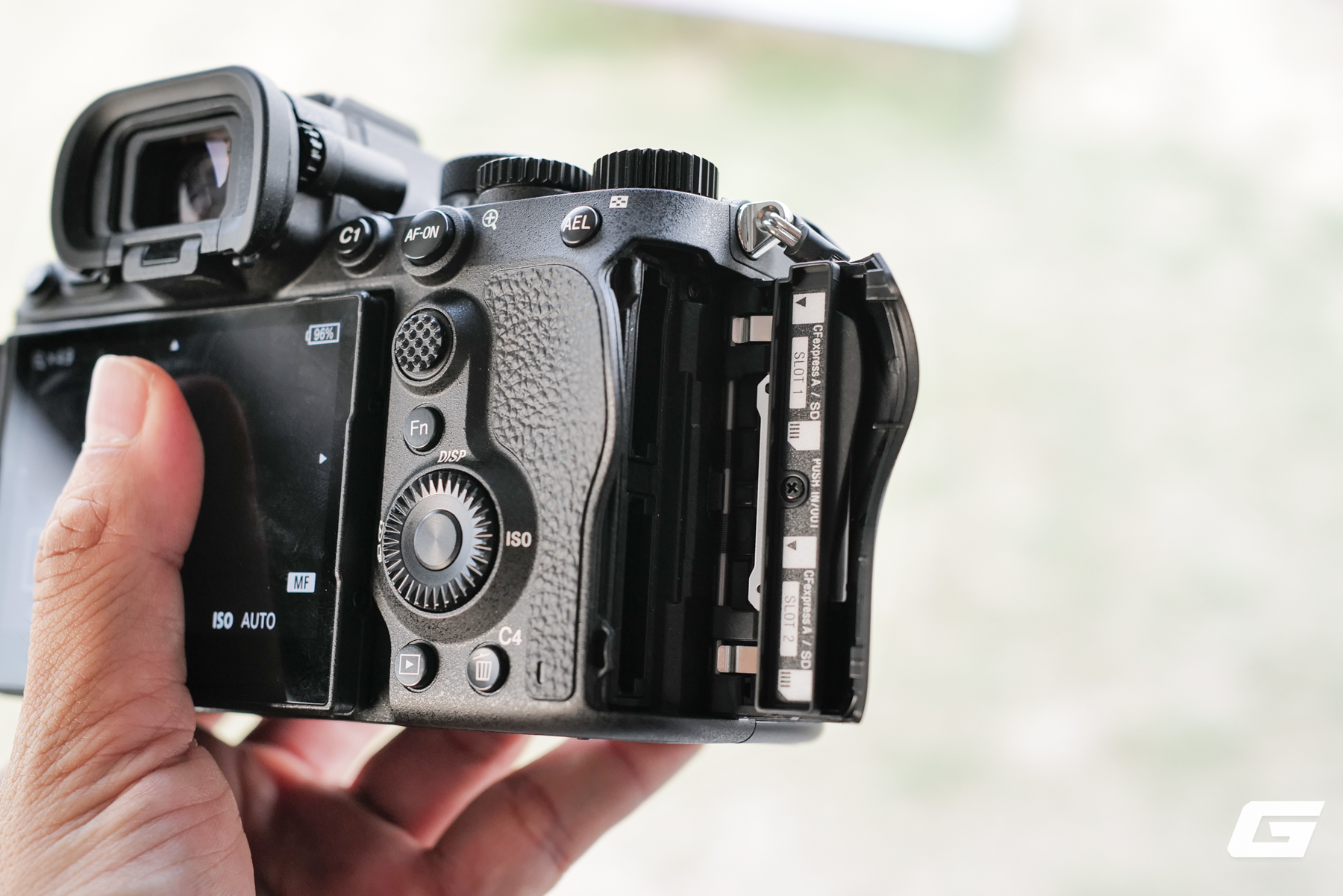 Sony Alpha 7R VI: Thiết kế hiện đại Sony Alpha 7R VI: Thiết kế hiện đại