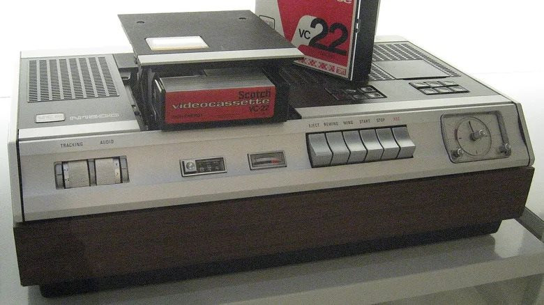 philips-vintage-vcr-1787417026-1787830374080-17878303744591730391429 Đây là món đồ điện tử mà ngày xưa 'cho cũng không ai lấy', thế mà giờ nhà nào còn là đem đi bán được khối tiền - Ảnh 5.