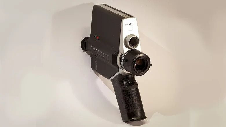 polaroid-polavision-1787417028-1787830377361-17878303776111253063488 Đây là món đồ điện tử mà ngày xưa 'cho cũng không ai lấy', thế mà giờ nhà nào còn là đem đi bán được khối tiền - Ảnh 8.