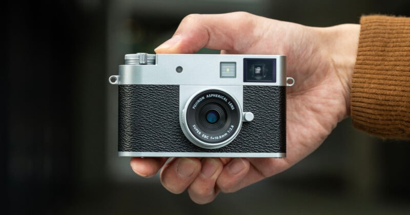 Fujifilm X half với thiết kế hoài cổ - Ảnh: PetaPixel Fujifilm X half với thiết kế hoài cổ - Ảnh: PetaPixel