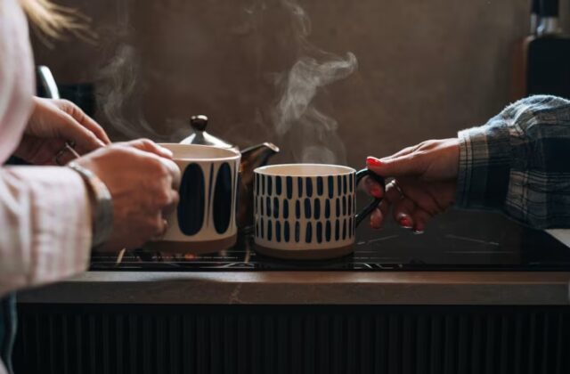 Uống đồ uống quá nóng: mối nguy cho thực quản và cách đơn giản để giảm rủi ro