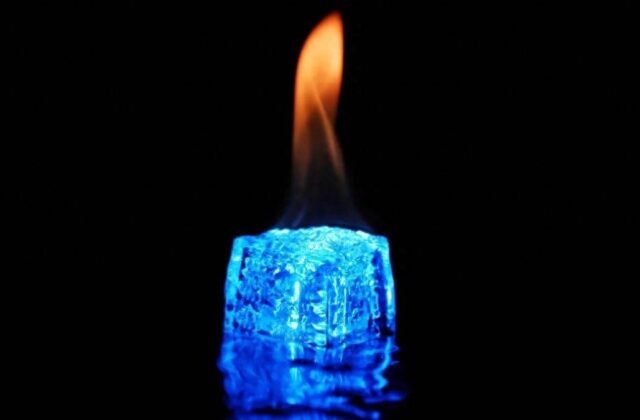Băng siêu ion hcp: khi nước vẫn ‘cứng’ ở 2.630 K và áp suất hàng triệu atmosphere