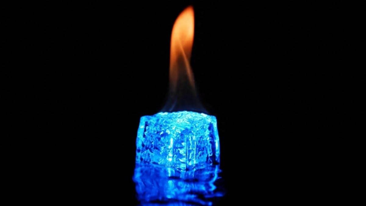 Băng siêu ion hcp: khi nước vẫn ‘cứng’ ở 2.630 K và áp suất hàng triệu atmosphere